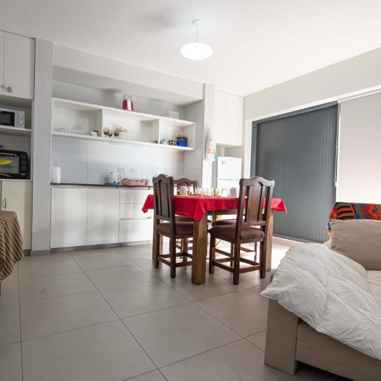 Depto del Bosque, 4 personas, patio, cochera cubierta ,parrilla - Apartamento de 1 dormitorio - 22