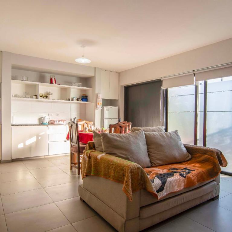 Depto del Bosque, 4 personas, patio, cochera cubierta ,parrilla - Apartamento de 1 dormitorio - 11