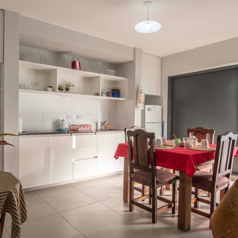 Depto del Bosque, 4 personas, patio, cochera cubierta ,parrilla - Apartamento de 1 dormitorio - 24