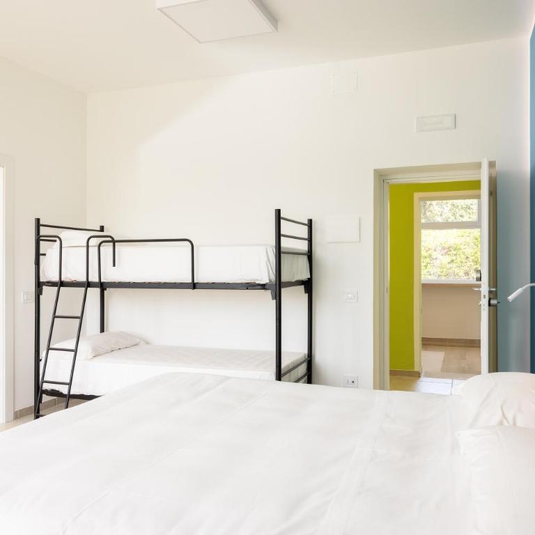 Ostello della Gioventù Brindisi - Camera Matrimoniale con Letto Supplementare - 1