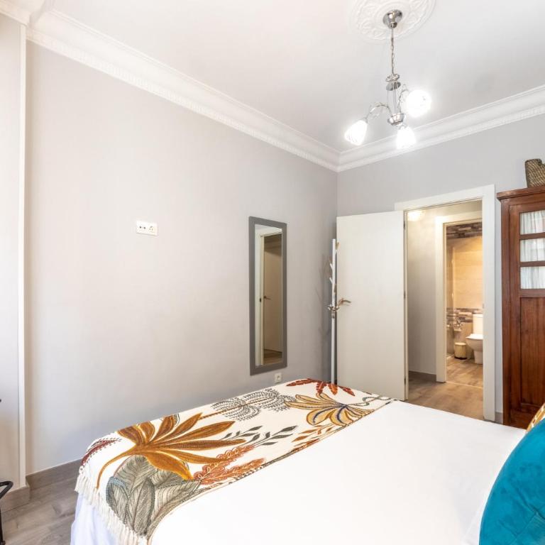 INSIDE OLD TOWN by Alojarte - Three-Bedroom Apartment - 37