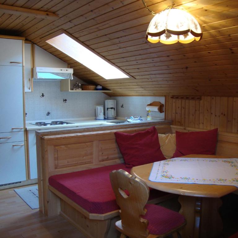 Pferdehof Almgut - Reiten für Kinder, Natur und Erholung nahe Salzburg - Apartment mit 2 Schlafzimmern und Balkon - 3