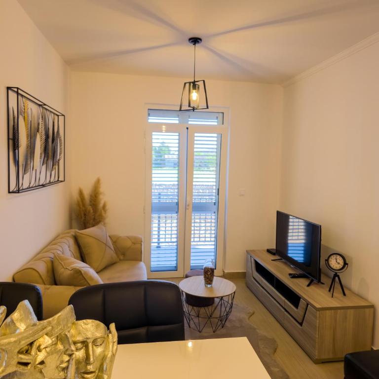 Boulevard Apartments - Apartment with Balcony - 5