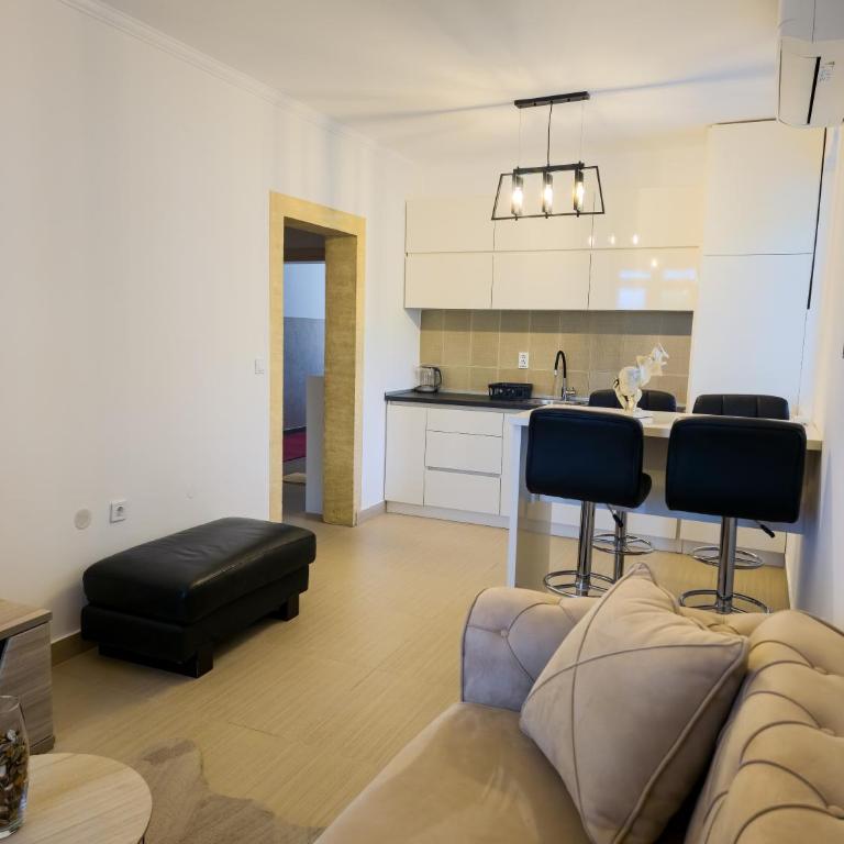 Boulevard Apartments - Apartment with Balcony - 6
