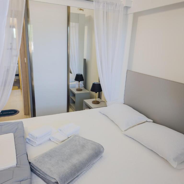 Boulevard Apartments - Apartment with Balcony - 3