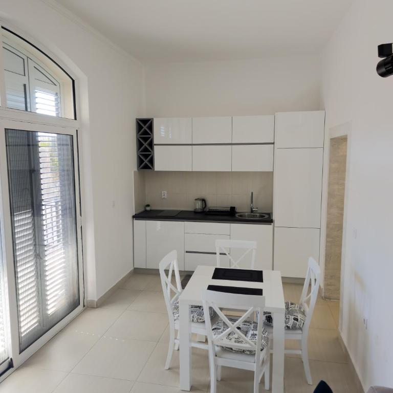 Boulevard Apartments - Apartment with Balcony - 5