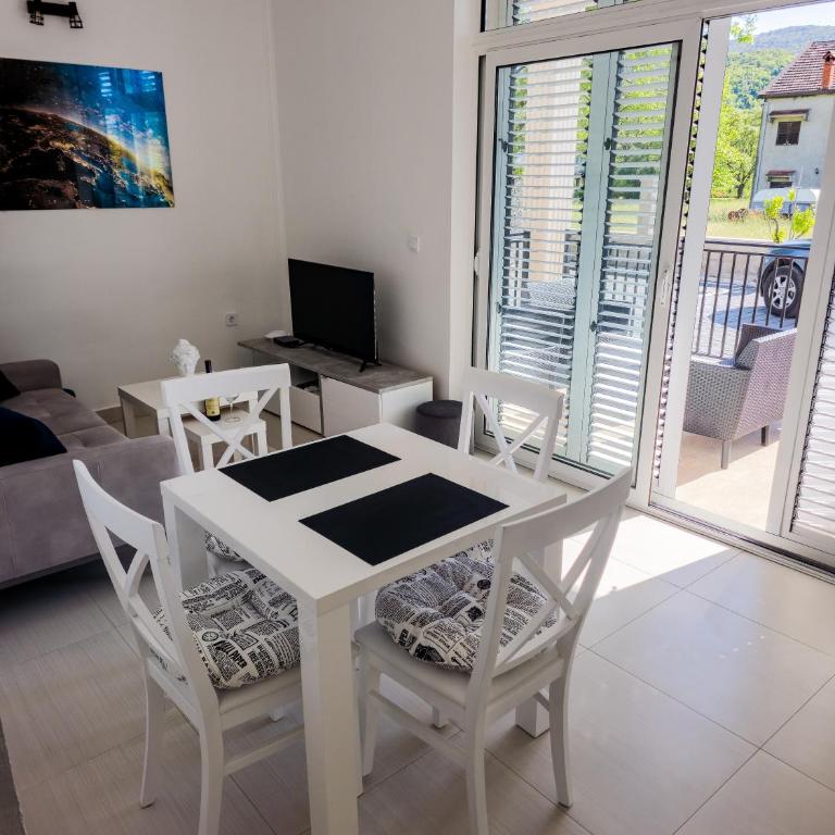 Boulevard Apartments - Apartment with Balcony - 6