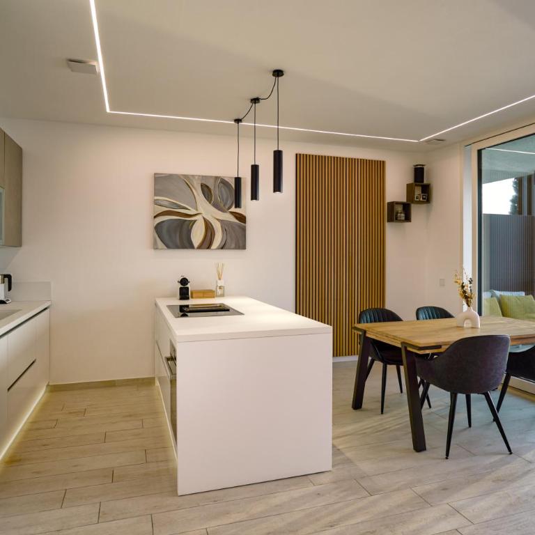 SalvatoreHomes - Casa Azura - Ultra Luxury Waterfront Apartment in the Heart of Torri del Benaco with Saltwater Pool & Direct Beach Access - Appartement - Vue sur Lac - 13