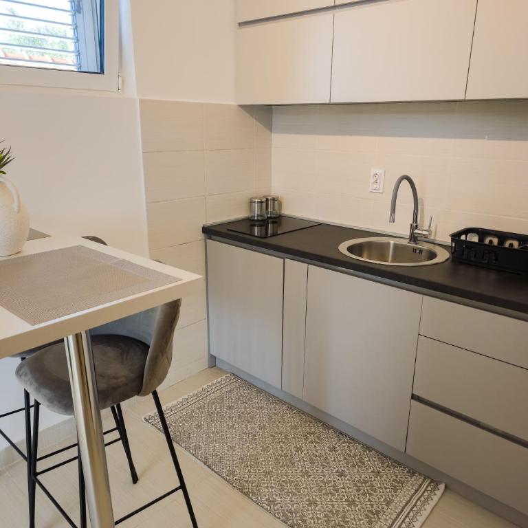 Boulevard Apartments - Studio Apartment with Balcony - 2