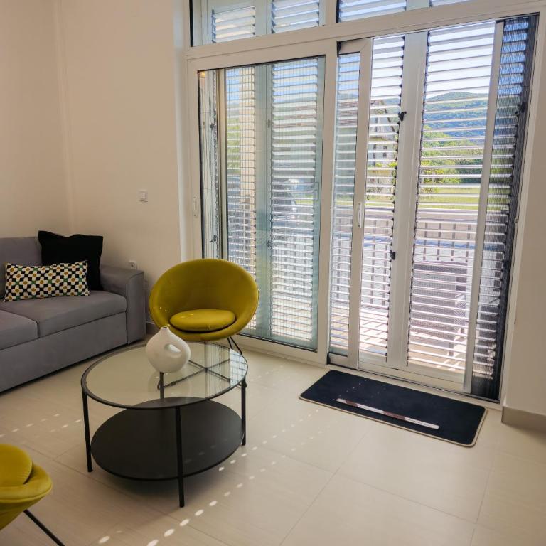Boulevard Apartments - Studio Apartment with Balcony - 4