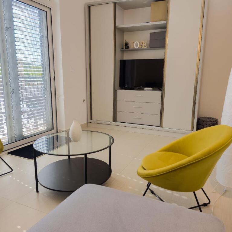 Boulevard Apartments - Studio Apartment with Balcony - 5