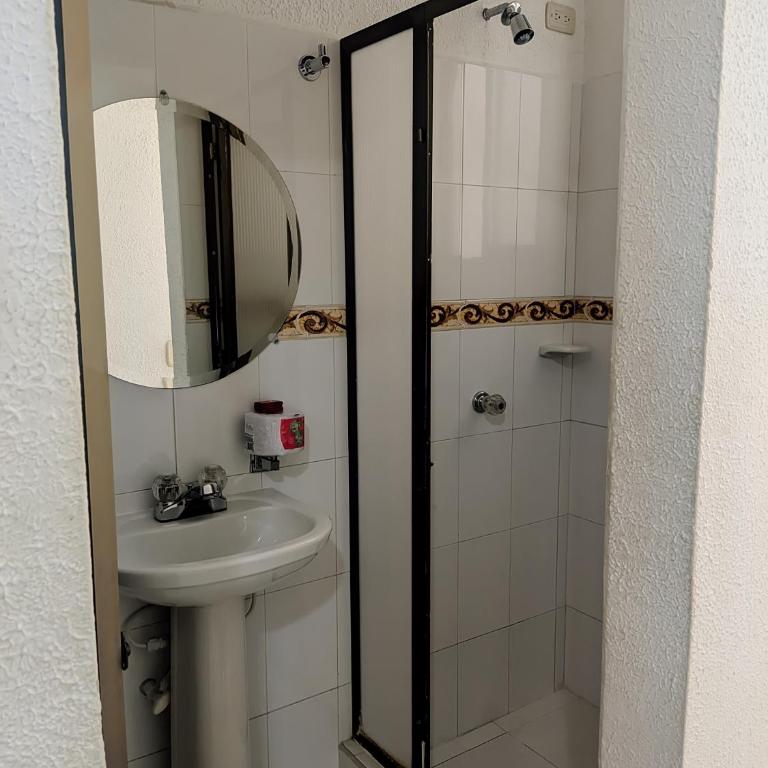 Hotel Club Social Villeta - Habitación Doble con baño privado - 26