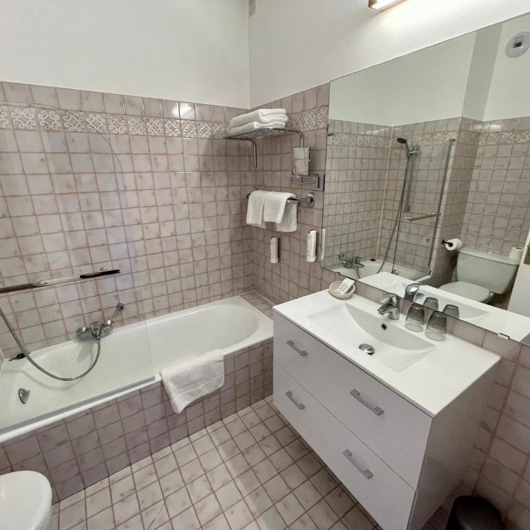 Auberge du Rédier - Logis Hôtels - Chambre Double - Vue sur Piscine - 4