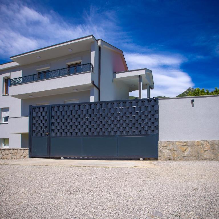 Villa Flumen - Three-Bedroom Villa - 36