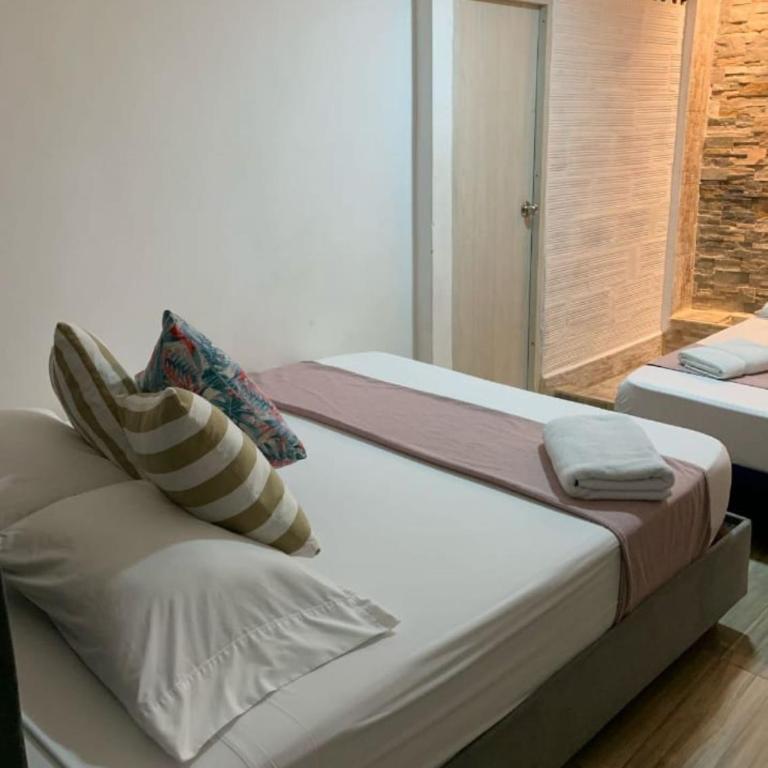 Hostal Catalleya - Habitación Familiar con 2 camas dobles - 8