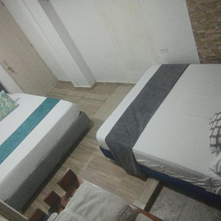Hostal Catalleya - Habitación Familiar con 2 camas dobles - 12