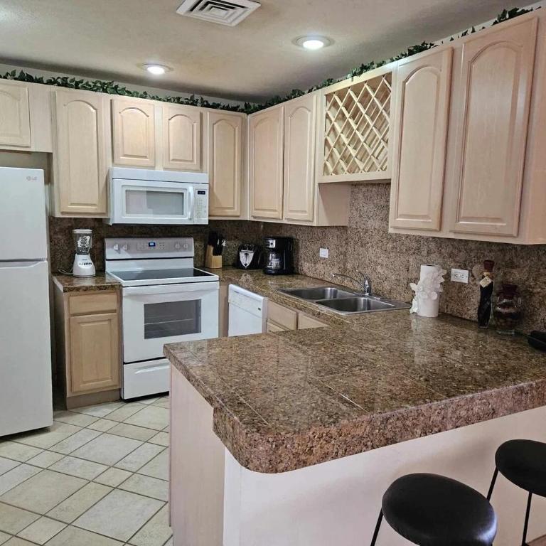 Las Palmas Resort - Two-Bedroom Apartment with Balcony and Sea View - 8