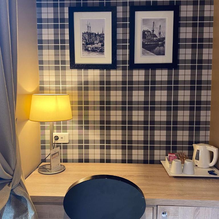Best Western Le Cheval Blanc -Vue sur le port-plein centre ville - Petite Chambre Double - 3