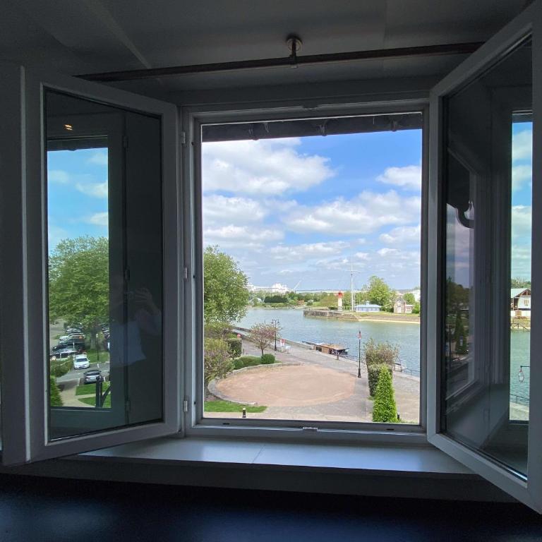 Best Western Le Cheval Blanc -Vue sur le port-plein centre ville - Studio avec Lit Queen-Size - Non-Fumeurs - 5