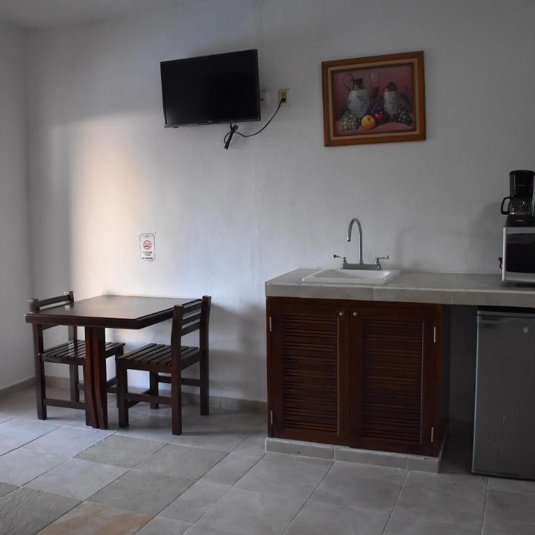 Plaza Almendros Hotel Isla Mujeres - King Room - 7