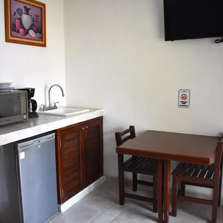 Plaza Almendros Hotel Isla Mujeres - King Room - 6