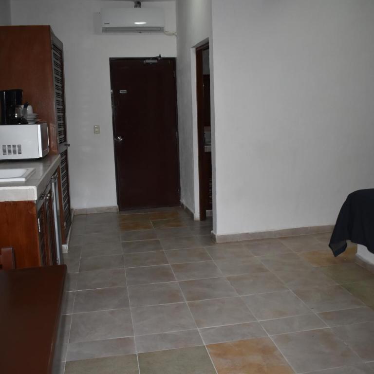 Plaza Almendros Hotel Isla Mujeres - King Room - 10