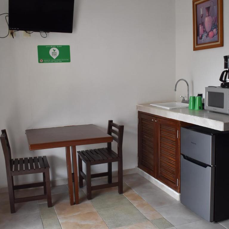 Plaza Almendros Hotel Isla Mujeres - Superior Quadruple Room - 4
