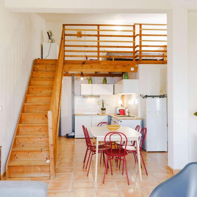 T2 Mezzanine Climatisé Rénové - Plage des Chalets, Gruissan - 6 Pers, Parking, WiFi Option - FR-1-409-174 - Appartement - 3
