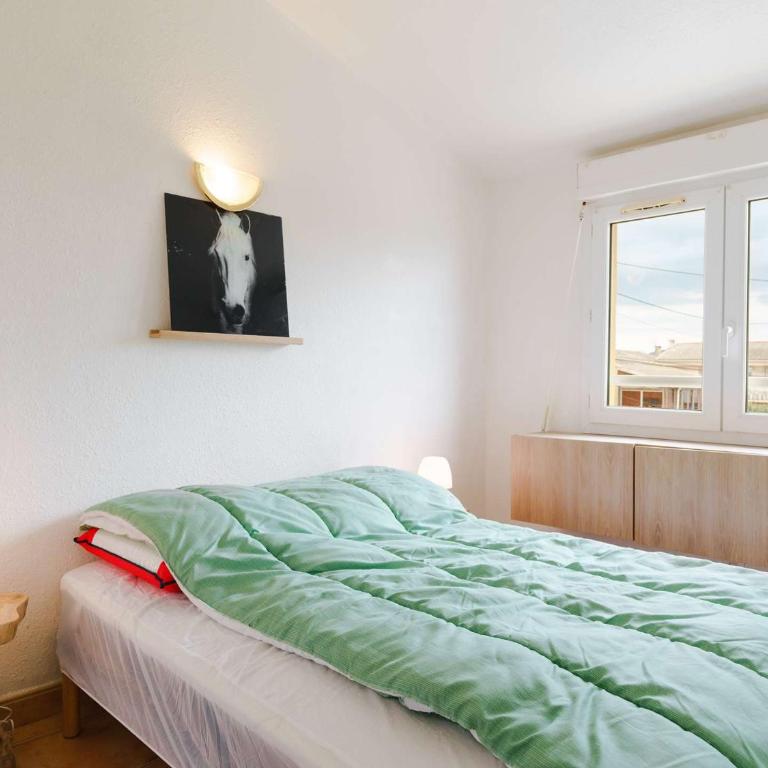 T2 Mezzanine Climatisé Rénové - Plage des Chalets, Gruissan - 6 Pers, Parking, WiFi Option - FR-1-409-174 - Appartement - 6