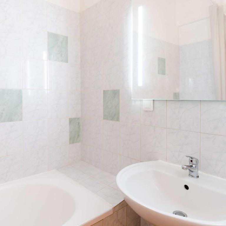 T2 Mezzanine Climatisé Rénové - Plage des Chalets, Gruissan - 6 Pers, Parking, WiFi Option - FR-1-409-174 - Appartement - 8