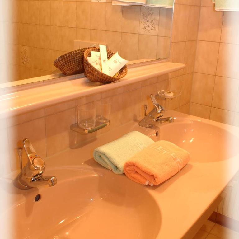Pension Walserheim - Familienzimmer mit Balkon - 1