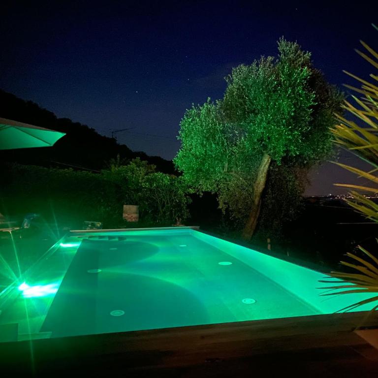 Villa Holzi - Deluxe Two-Bedroom Apartment Top Floor with King Bed, Pool, Balcony and Lake View - 38