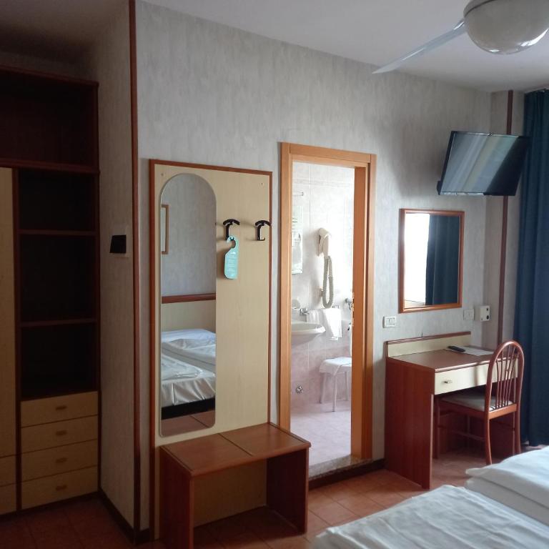 Hotel Florida - Camera Doppia con Letti Singoli con Bagno Privato - 3
