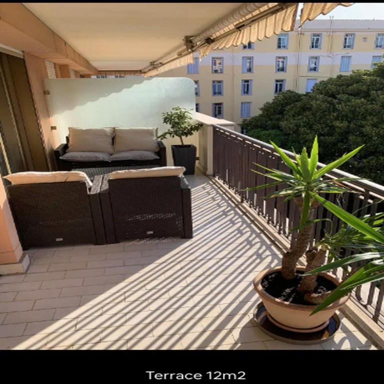Beach apartment with tropical garden and mountain view Best location - One-Bedroom Apartment - 4