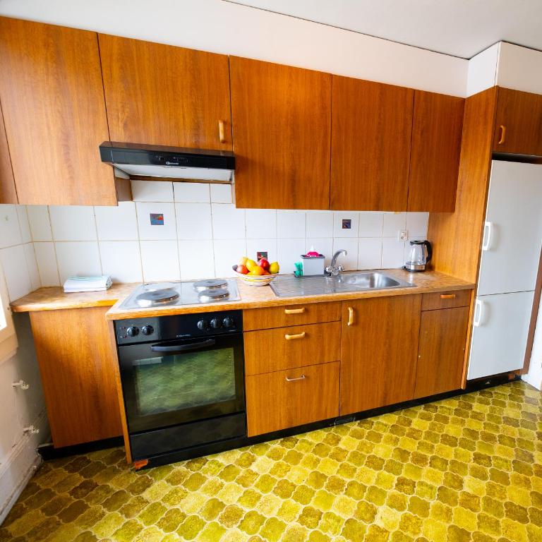 City Center Holiday Apartment - Apartment - 12