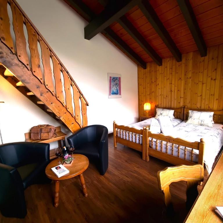 Hotel Alpenblick-Leukerbad-Therme - Panorama Vierbettzimmer mit Balkon, Zugang zum Spa und Nutzung der Seilbahn - 4