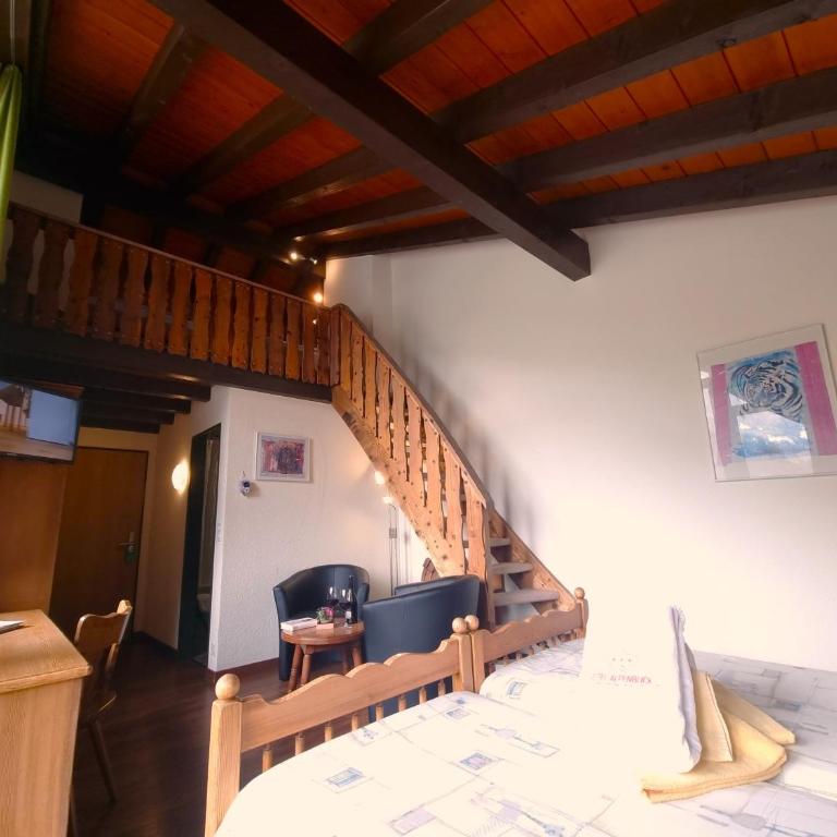 Hotel Alpenblick-Leukerbad-Therme - Panorama Vierbettzimmer mit Balkon, Zugang zum Spa und Nutzung der Seilbahn - 5