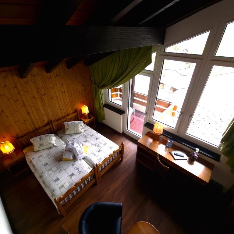 Hotel Alpenblick-Leukerbad-Therme - Panorama Vierbettzimmer mit Balkon, Zugang zum Spa und Nutzung der Seilbahn - 6