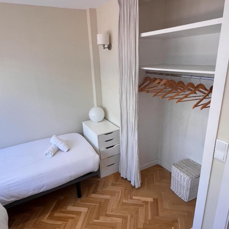 BALMES - Atico con terraza en Sant Gervasi - Three-Bedroom Apartment - 44
