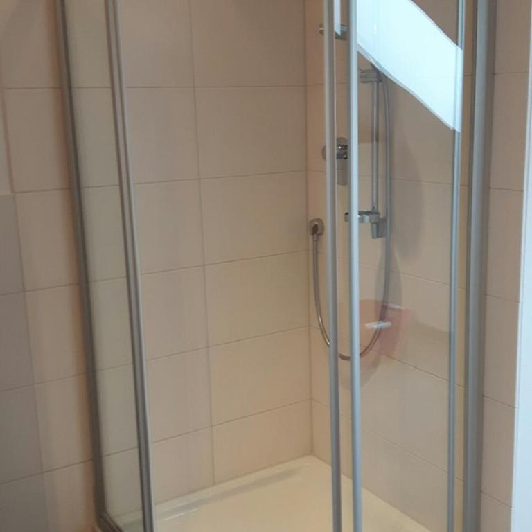 Seehotel und Appartements Schnöller - Doppelzimmer mit Gemeinschaftsdusche und -WC - 4