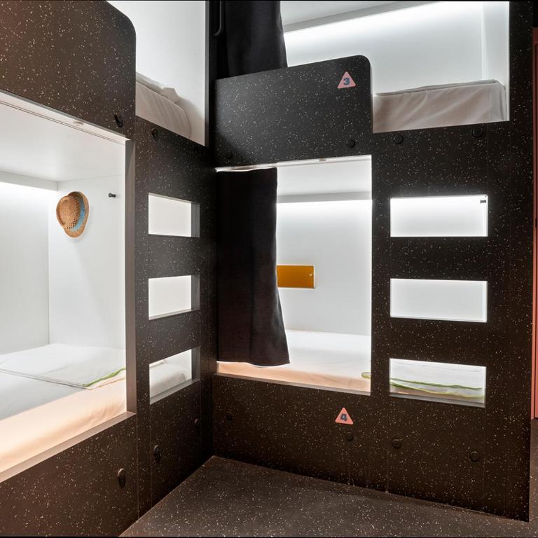 AMISTAT City Hostel Barcelona - Bed in 4-Bed Mixed Dormitory - shared bathroom - 3