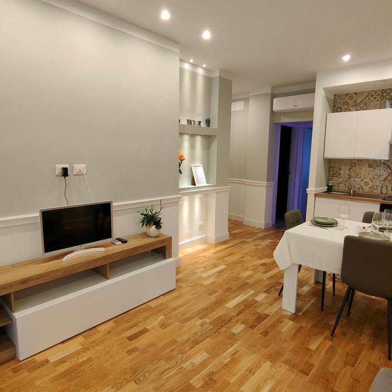 Residenza Claudia - Appartamento con 2 Camere da Letto e Balcone - 14