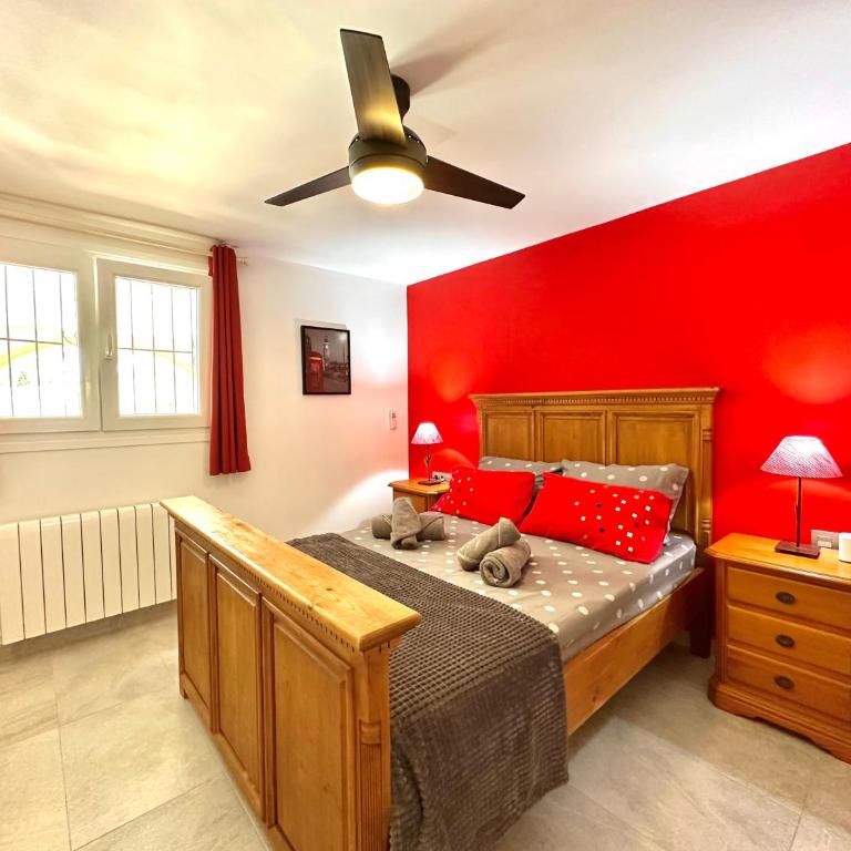 SUNNY Apartment in a Cosy Villa with shared swimming pool - Three-Bedroom Apartment - 13