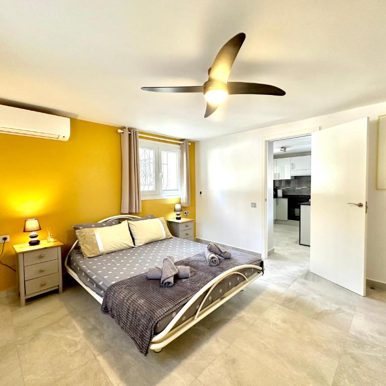 SUNNY Apartment in a Cosy Villa with shared swimming pool - Three-Bedroom Apartment - 11