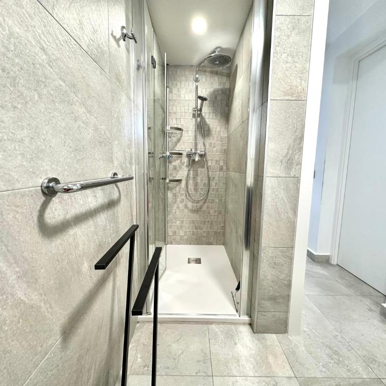 SUNNY Apartment in a Cosy Villa with shared swimming pool - Three-Bedroom Apartment - 19