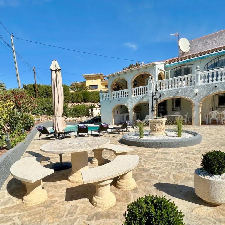 SUNNY Apartment in a Cosy Villa with shared swimming pool - Three-Bedroom Apartment - 1