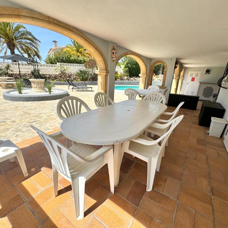 SUNNY Apartment in a Cosy Villa with shared swimming pool - Three-Bedroom Apartment - 21