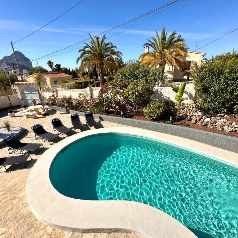 SUNNY Apartment in a Cosy Villa with shared swimming pool - Three-Bedroom Apartment - 4