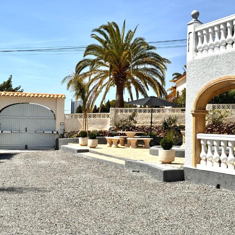 SUNNY Apartment in a Cosy Villa with shared swimming pool - Three-Bedroom Apartment - 2