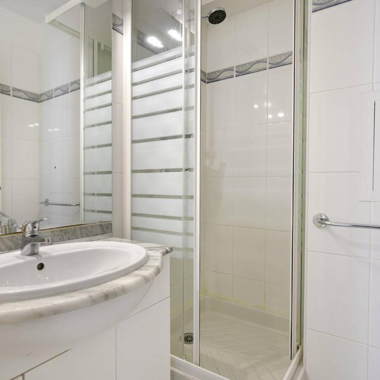 T3 Confortable à Arcachon Centre avec Loggia, Parking et Clim, à 400m de la Plage! - FR-1-433-120 - Apartment - 8